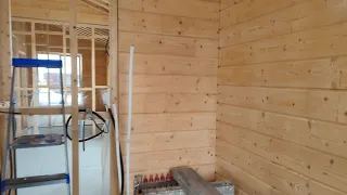 Шлифовка стен  из клееного бруса внутри дома. Покрытие лаком на три слоя.