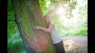 ABRAZAR A UN ÁRBOL, ABRAZAR LA VIDA. UNA MIRADA NUEVA.