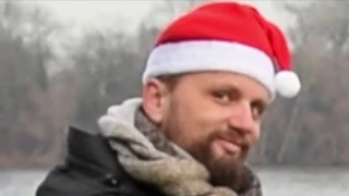 Weihnachtslieder mal anders – Simon Höneß mit mobilem Klavier am Rhein