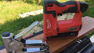 Строительный степлер Milwaukee m12