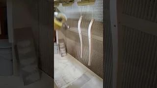 Покраска ножек стула роботом на конвейере