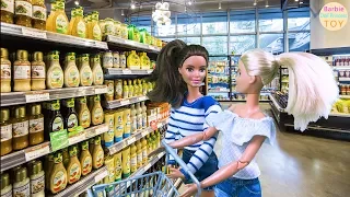 Barbie and Rapunzel go to the supermarket to buy snacks, take a double car and go out for a picnic.