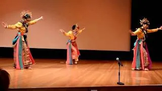 traditional indonesian dance - ngarojeng