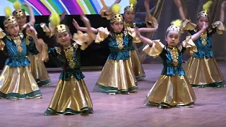 Девочки танцуют красивый танец "Ласточка"- "Карлыгаш"