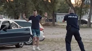 Policja ich zatrzymała i skuła kajdankami, a następnie on się oświadczył! [Zaskocz mnie!]