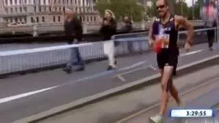World Record: Yohan Diniz Recordman du monde et qui s’arrête pour prendre un drapeau !