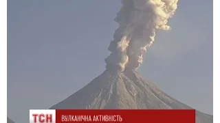 Вулкан на заході Мексики випускає сотні хмар попелу та диму