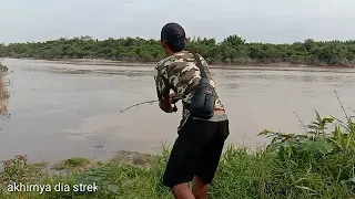 Nekat mancing disarang buaya...!!! dan ternyata dihuni oleh ikan baung