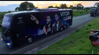 Comboio de onibus de cantores sertanejos acompanham cortejo com corpo de Maria Mendonça