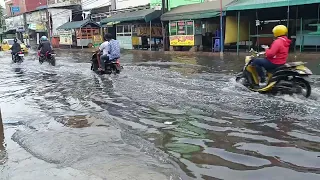 Hujan perdana musim kemarau 2023 di Pondok Ungu Permai, namun jalanan terlihat tergenang air hujan