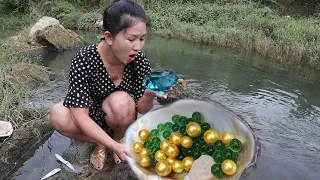 Amazing! The pearl girl was also shocked. There were pearls in the clams and even crystals.