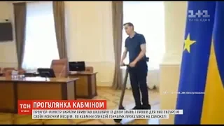 Прем’єр-міністр Гончарук показав школярам Кабмін і прокатався там на самокаті