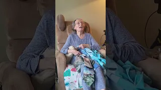 Oma singing and laughing 😘🤗💝