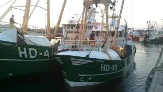 Visserij de HD 4 sleept de HD 30 (met Pech) de haven van Den Helder binnen.