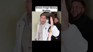 Simon trägt Skinny Brakka aber glaubt es nicht 😂