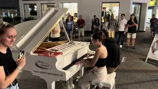 Play with beautiful Piano Girl Luana "I giorni" by Ludovico Einaudi – Public street Piano