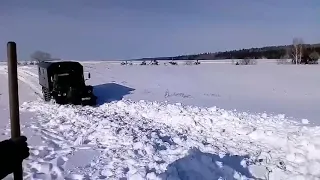 Двухосный урал топчет снег. Саня красавчик.