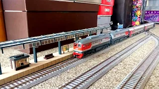 ロコ製HOゲージ：RZD（ロシア鉄道）2M62形ディーゼル機関車のデビュー走行（ロシア、ベラルーシ、ウクライナの寝台列車編成）（RZD 2M62 & Sleeping cars RZD/BČ/UZ）