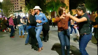 La familia Ética bailando desde la plaza de armas