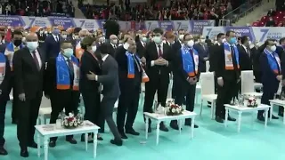 Parti Kongresinde Küfür Etmek İçin Sessizliği Bekleyen Adam