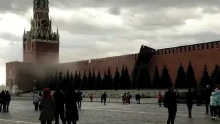 Сильный ветер повредил три зубца на Кремлевской стене в Москве