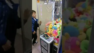 Как достать игрушку из автомата