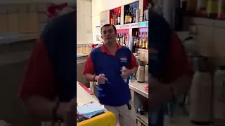 Gustavo Lima comendo pastel com caldo de cana em São Benedito, Ceará