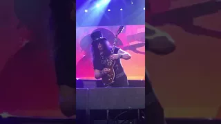 Everybody needs somebody GNR Detroit 2017