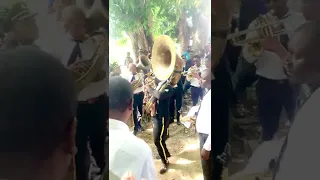 4 Fanfare ap jwe nan anteman manman Nick’son sax