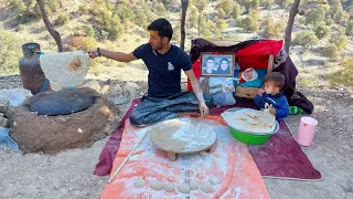 "The heartwarming gesture of a nomadic father: baking oven bread for his motherless children"