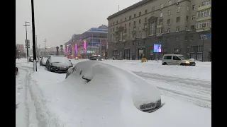 В Москве сегодня ночью всю белокаменную засыпало снегом и глубина сугробов достигает 67 сантиметров.