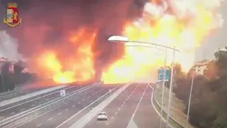Caminhão-tanque bate e explode em rodovia na Itália