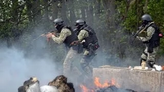 Славянск  02 05 2014 Как украинские военные стреляют в толпу мирного населения