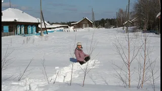 Живет один в глухой тайге с советским паспортом. Отрезанные снегом жители заброшенных деревень