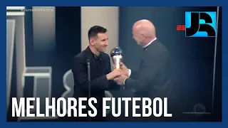 Lionel Messi leva o troféu de melhor do mundo da Fifa pela sétima vez