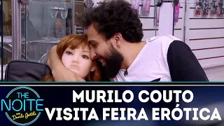 Murilo Couto visita feira erótica | The Noite (04/04/18)