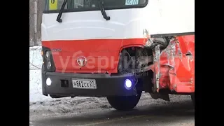 Водитель «Приуса» протаранил встречный пассажирский автобус в Хабаровске. Mestoprotv
