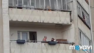 Девушка на балконе дома в Сыктывкаре