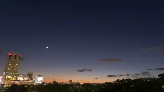 タイムラプス）広島市中心部　夕暮れ空に沈む三日月と木星&土星