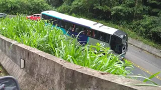 Ônibus na curva da serra de Ubatuba-SP