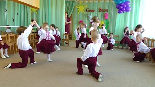 Діти танцюють під пісню "Квітуча Україна"