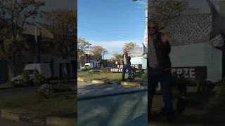 Hombre bailando entrada a Juan Lacaze