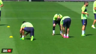 Suárez asks Neymar to imitate Griezmann and Messi laughs