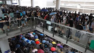 Hongkong-Krise: Proteste gegen China gehen am Flughafen weiter