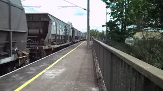 Passage d'un train de marchandises comportant du charbon en gare de Cesson Sévigné