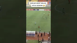 Ngejar Wasit Malah Jatuh Sendiri karena emosi kalah #wasit #ngakak #shorts #lucu