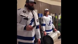 Steven Stamkos Takes the Stanley Cup To The Lockeroom