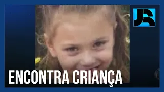 Criança desaparecida há dois anos é encontrada em cômodo escondido debaixo de escada nos EUA