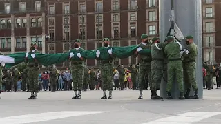 Extranjero se emociona con la ceremonia de arriamiento de la  bandera mexicana