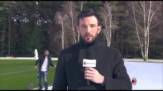 Suso prende a palle di neve il giornalista Tommaso Turci di Milan Tv